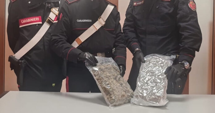 Torre Annunziata, scambio di droga nel parcheggio del centro commerciale "Silos": due arrestati