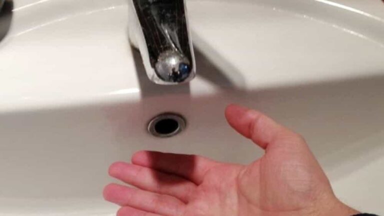 Castellammare, centinaia di famiglie senz’acqua da ieri sera: un calvario di 18 ore per i cittadini Castellammare, centinaia di famiglie senz’acqua da ieri sera: un calvario di 18 ore per i cittadini