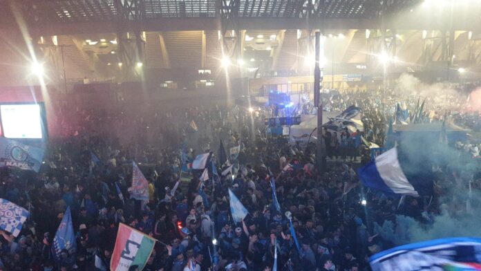 Il Napoli è campione d'Italia: esplode in città ed in provincia la festa per il terzo scudetto