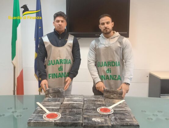 A Napoli in autostrada con 22 kg di cocaina purissima: arrestato il corriere. "Era diretto alle piazze di spaccio"