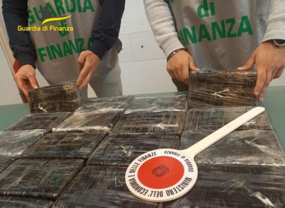 A Napoli in autostrada con 22 kg di cocaina purissima: arrestato il corriere. "Era diretto alle piazze di spaccio"