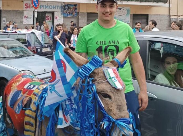 A Pimonte un maxi - schermo per seguire Udinese - Napoli: "Che bella la piazza colorata d’azzurro"