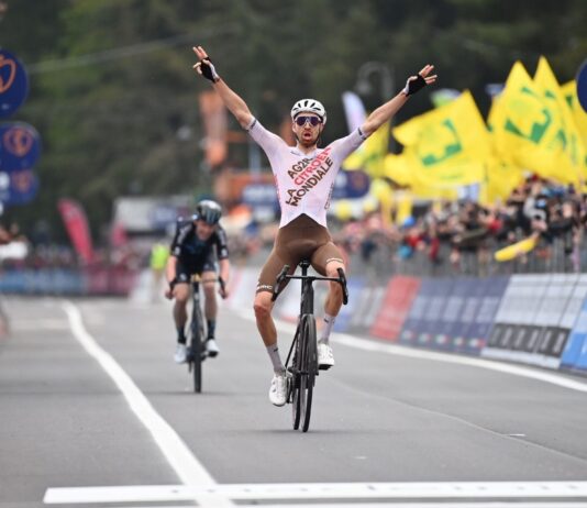 L'azzurro lascia il campo al rosa per un giorno: a Napoli oggi partenza e arrivo della sesta tappa del Giro d'Italia
