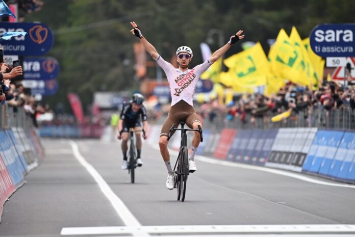 L'azzurro lascia il campo al rosa per un giorno: a Napoli oggi partenza e arrivo della sesta tappa del Giro d'Italia L'azzurro lascia il campo al rosa per un giorno: a Napoli oggi partenza e arrivo della sesta tappa del Giro d'Italia