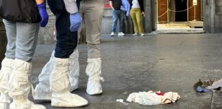 Poliziotto aggredito da un clochard a Napoli: agente spara e ferisce il senzatetto