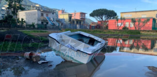 Castellammare: una barca “arenata” nel parcheggio del rione “Annunziatella” Castellammare: una barca "arenata" nel parcheggio del rione "Annunziatella"