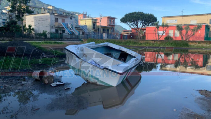 Castellammare: una barca "arenata" nel parcheggio del rione "Annunziatella"