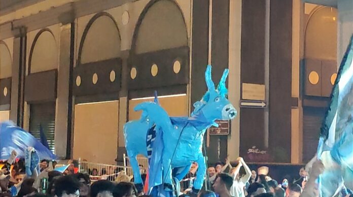 La città di Napoli festeggia il terzo scudetto e l'asinello viene portato in trionfo
