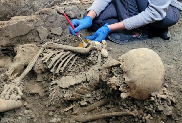 Scavi di Pompei, emergono nuovi scheletri: "Ultime due vittime dei Casti Amanti"