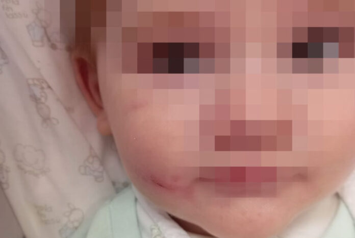 Immagini choc a Napoli: il bimbo piange e il padre lo picchia, indaga la polizia Immagini choc a Napoli: il bimbo piange e il padre lo picchia, indaga la polizia