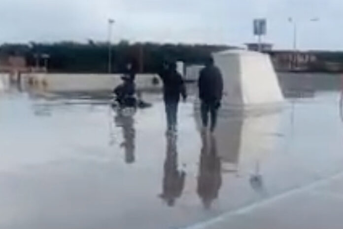 Napoli, 12enne massacrato dal branco in un centro commerciale: "Calci e pugni da un gruppo di 15enni"