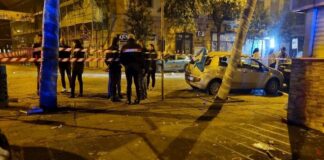 Agguato a Napoli durante i festeggiamenti: ucciso un 26enne. I parenti devastano l’ospedale: arrestata una donna Agguato a Napoli durante i festeggiamenti: ucciso un 26enne. I parenti devastano l'ospedale: arrestata una donna