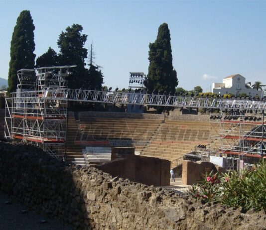 Arena da villaggio turistico? No, Teatro Grande di Pompei! Altro che tutti dentro, tutto prescritto