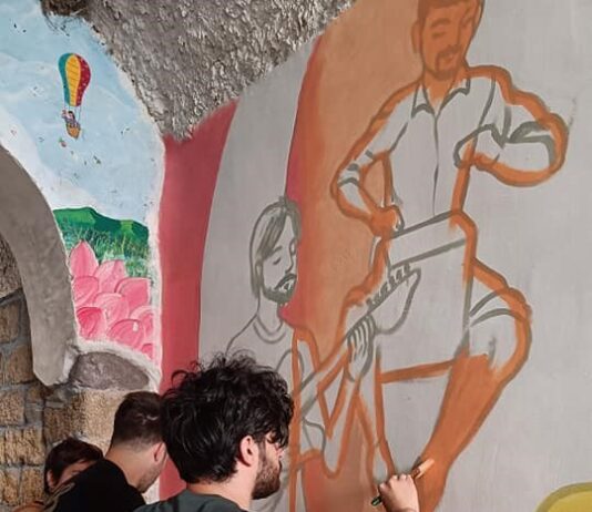 I Ragazzi del reparto di cura mentale della cooperativa la Fenice collaborano alla realizzazione di una opera nel borgo dei murales