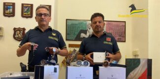 “Maserati” e “Philip Watch” falsi, blitz a Napoli. Scatta l’operazione “Ora esatta”: sequestrati più di 500 orologi “Maserati” e “Philip Watch” falsi, blitz a Napoli, scatta l'operazione "Ora esatta": sequestrati più di 500 orologi