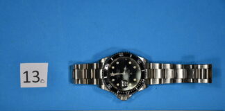 Rapinarono Rolex da 22mila euro a Napoli, quattro arresti: “Tecnica dello specchietto prima del colpo” (I NOMI) Rapinarono Rolex da 22mila euro a Napoli, quattro arresti: "Tecnica dello specchietto prima del colpo" (I NOMI)