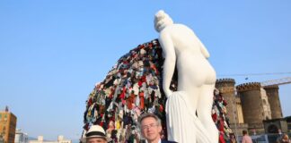 Napoli, la Venere di Pistoletto e gli "stracci" di città