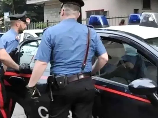 Bacoli: si masturba davanti a un bambino e alla madre, 53enne arrestato dai Carabinieri