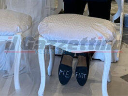 Castellammare, lo sposo si inginocchia e sotto le suole delle scarpe compare una scritta: "M'è fatto"