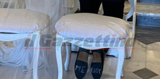 Castellammare, lo sposo si inginocchia e sotto le suole delle scarpe compare una scritta: "M'è fatto"