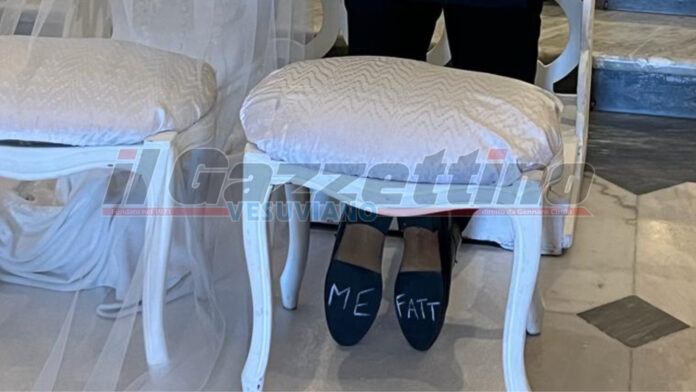 Castellammare, lo sposo si inginocchia e sotto le suole delle scarpe compare una scritta: "M'è fatto"