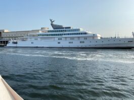 Al porto di Napoli lo gigayacht “Rising Sun” del produttore statunitense David Geffen: "La nave è lunga circa 140 metri"