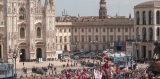 Milano, piazza Duomo ai funerali di Berlusconi cori da stadio e bandiere