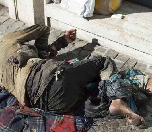 Pomigliano Frederik clochard brutalmente picchiato a morte