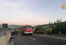 Tragedia in autostrada A16, incidente sulla Napoli - Canosa: "Bus in una scarpata, 1 morto e 14 feriti"