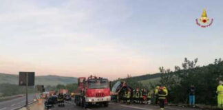 Tragedia in autostrada A16, incidente sulla Napoli - Canosa: "Bus in una scarpata, 1 morto e 14 feriti"