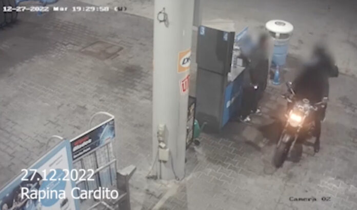 Rapine ai distributori di benzina in provincia di Napoli, arrestati tre fratelli ed un nipote: "Hanno colpito sei volte"