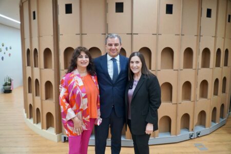 Nella foto, da sx la responsabile dell’Ufficio Relazioni Internazionali di Sorrento, Silvana Gargiulo, il vice sindaco Gianluigi De Martino e la direttrice dell’Istituto Italiano di Cultura di Seul, Michela Linda Magrì