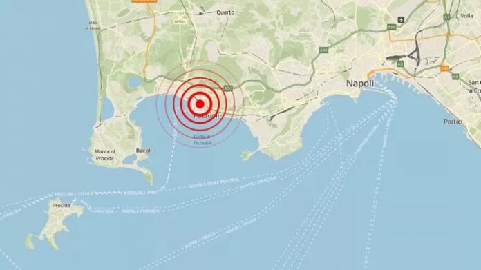 Napoli, forte scossa in mattinata nei Campi Flegrei con epicentro a Pozzuoli: "Tremavano i bicchieri nella vetrina" Napoli, forte scossa in mattinata nei Campi Flegrei con epicentro a Pozzuoli: "Tremavano i bicchieri nella vetrina"