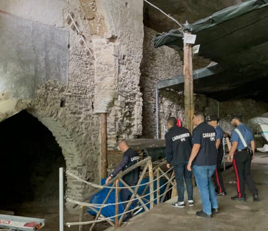 Blitz dei carabinieri in costiera amalfitana: la grotta dell'Annunziata trasformata in parcheggio a pagamento. "Al suo interno affreschi del XIV secolo"