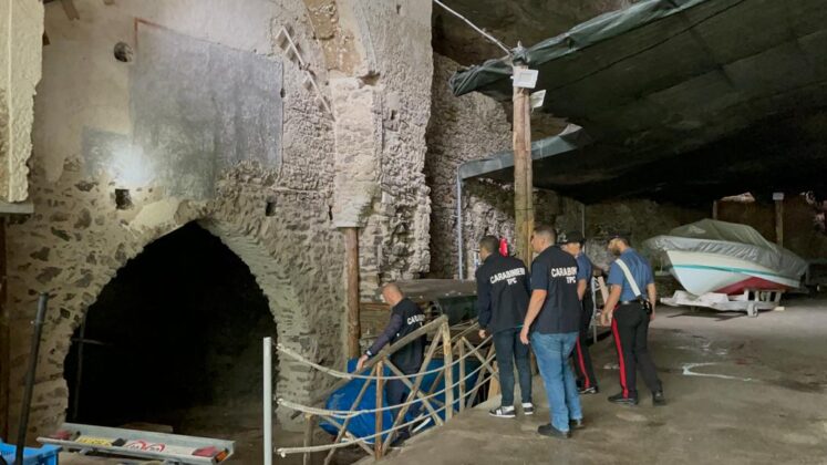 Blitz dei carabinieri in costiera amalfitana: la grotta dell'Annunziata trasformata in parcheggio a pagamento. "Al suo interno affreschi del XIV secolo"