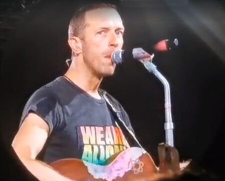 I Coldplay incantano Napoli: Chris Martin e la sua versione di "Napule è" di Pino Daniele