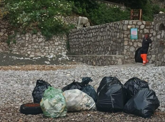 Rimossi i rifiuti spiaggiati nello splendido fiordo di Crapolla a Massa Lubrense
