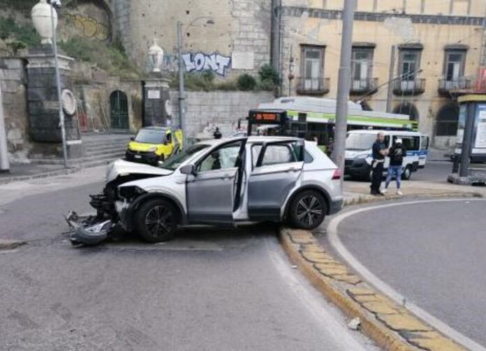 Incidente mortale a Napoli: violento schianto contro un palo dei filobus, muore un 42enne