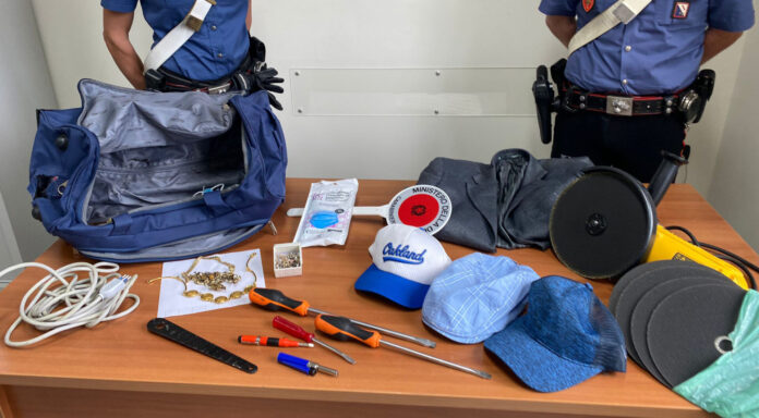 Marano di Napoli, cugini forzano una cassaforte e portano via gioielli: bloccati ed arrestati