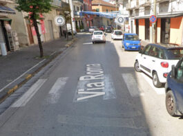 Pomigliano d'Arco, spari nei pressi della scuola: 37enne gambizzato. Indagini in corso