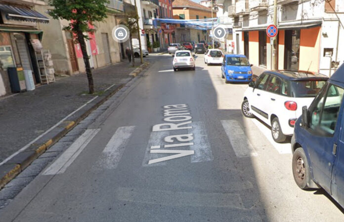 Pomigliano d'Arco, spari nei pressi della scuola: 37enne gambizzato. Indagini in corso