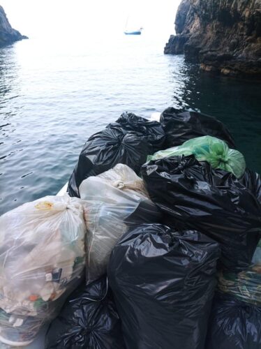 Rimossi i rifiuti spiaggiati nello splendido fiordo di Crapolla a Massa Lubrense