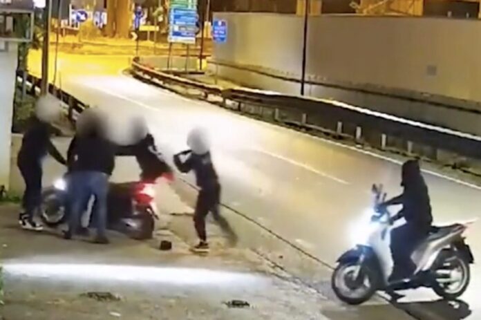 Napoli, tentano rapina al suo scooter e lo feriscono con un coltello, ragazzo di 15 anni ferito: "non è in pericolo di vita ma è ancora in osservazione con una diagnosi"