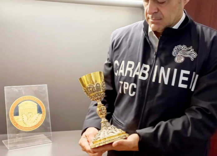 Un prezioso calice in argento dell’800 restituito alla Chiesa di Secondigliano: "Era stato trafugato negli anni scorsi"