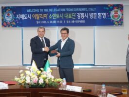 Nella foto, da sx il vice sindaco Gianluigi De Martino e il sindaco Kim Hong Kyu