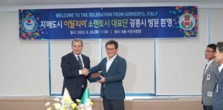 Nella foto, da sx il vice sindaco Gianluigi De Martino e il sindaco Kim Hong Kyu