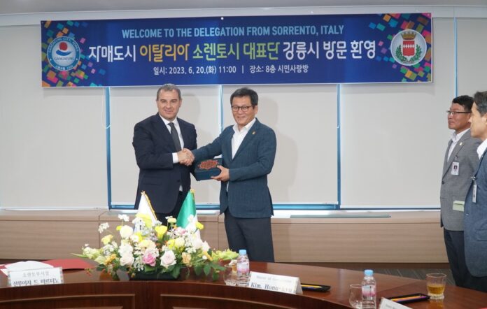 Nella foto, da sx il vice sindaco Gianluigi De Martino e il sindaco Kim Hong Kyu