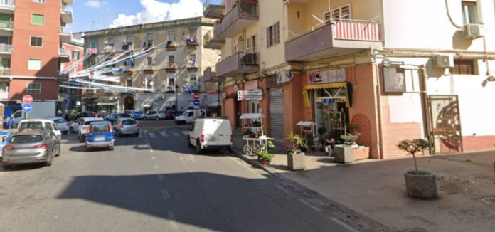 Napoli, spari in strada a Fuorigrotta, trovati 12 bossoli: agguato o "stesa"?