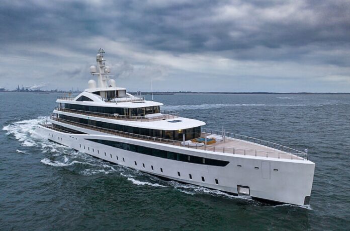 Megayacht da 94 metri in sosta allo Stabia Main Port: "La stagione turistica è iniziata veramente bene"