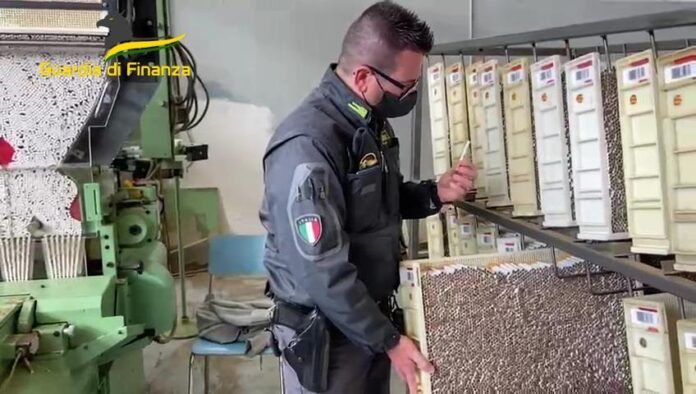 Napoli, producevano due tonnellate di sigarette di contrabbando al giorno: 7 arresti. "Lo stabilimento nel Milanese"
